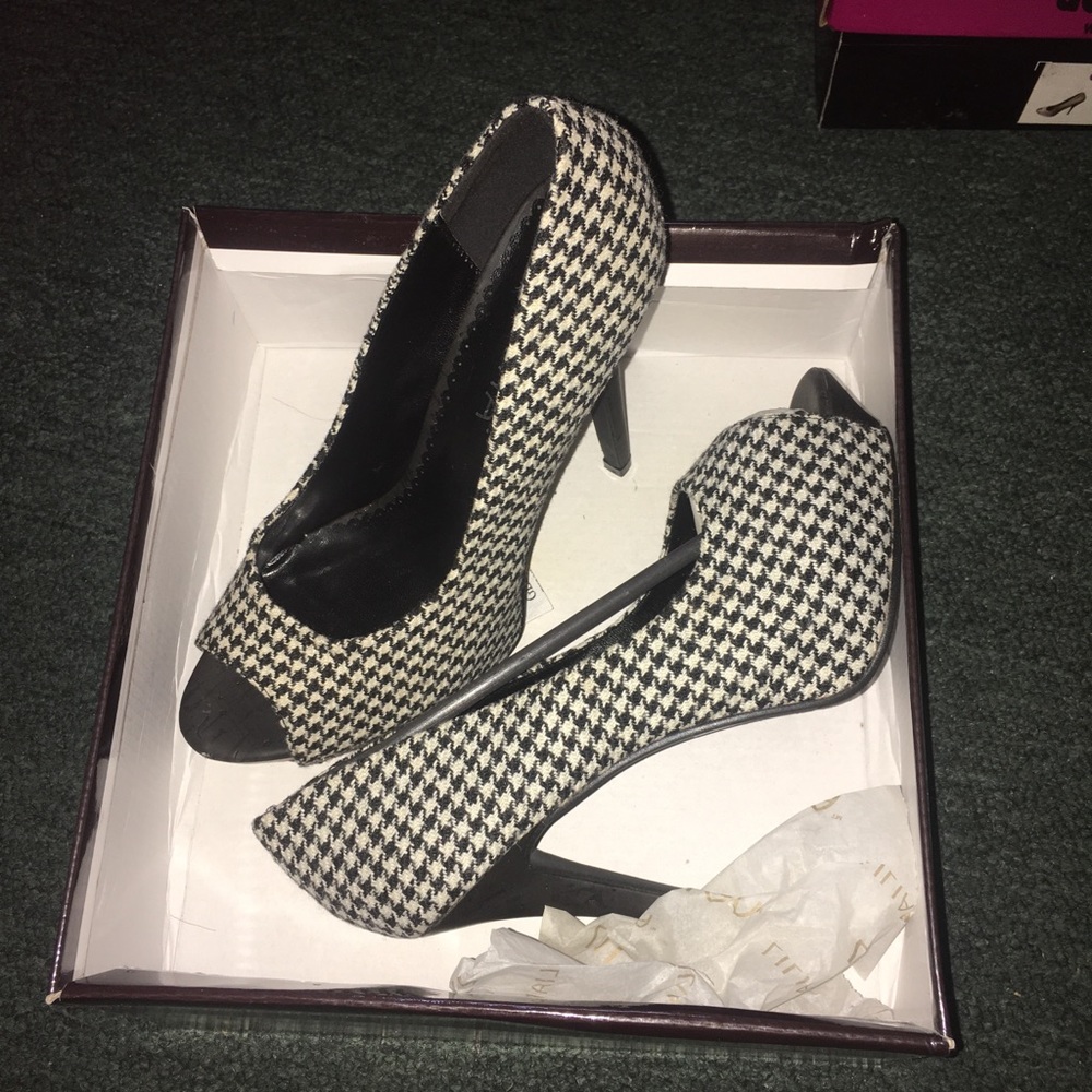 Shoe - Picture 2 of 2